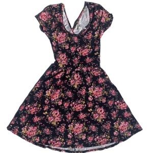 Forever 21 women’s size small black and floral backless shot sleeve mini dress